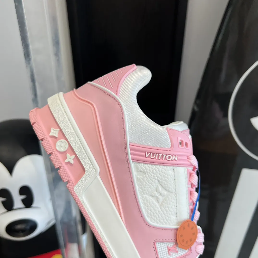 👟👟Ex-factory price👟👟Ex-factory price 840👟👟 Couple model 👫LV Trainer series basketball sneakers🌟 Original molded T👟👟Ex-factory price U outsole The texture is the same as the original ⚠️Original development Top version All details are consistent with the original ⚠️ Size: 35-45
